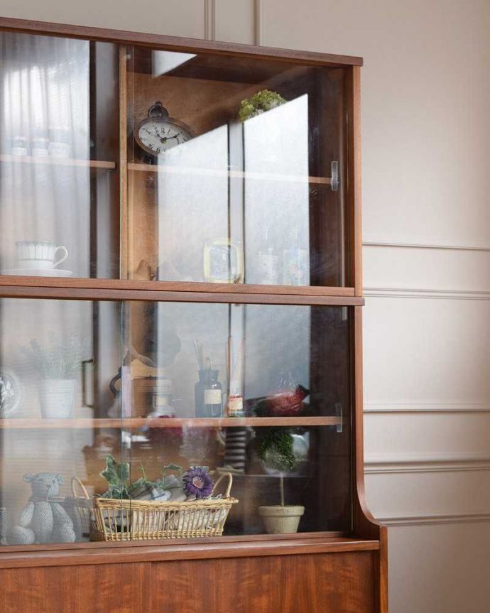 アンティークのキャビネット　アンティーク家具　見せる収納隠せる収納両方できる、ヴィンテージコレクションキャビネット（ショーケース） 。ヴィンテージ家具が醸し出すあたたかさ。(x-1116-f)