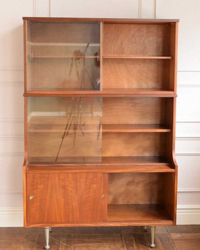 アンティークのキャビネット　アンティーク家具　見せる収納隠せる収納両方できる、ヴィンテージコレクションキャビネット（ショーケース） 。慣れ親しんだ引き戸タイプのたっぷり収納扉は日本人の私たち向けに引き戸。(x-1116-f)