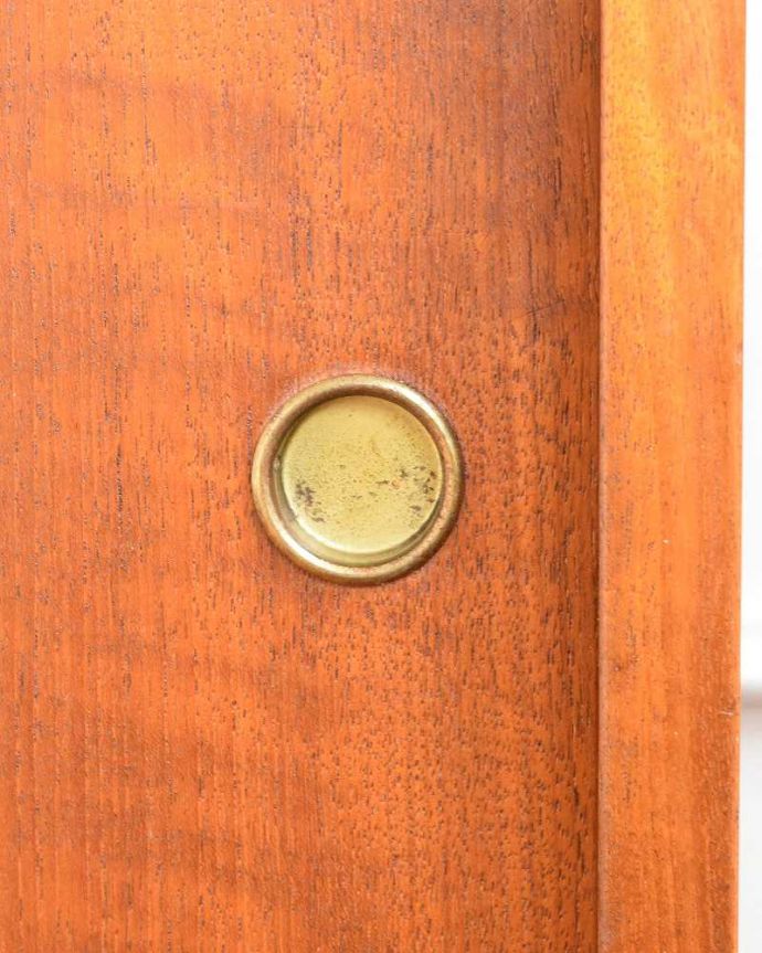 アンティークのキャビネット　アンティーク家具　見せる収納隠せる収納両方できる、ヴィンテージコレクションキャビネット（ショーケース） 。デザインの一部になっていますオシャレな取っ手のデザインは、家具のデザインの一部。(x-1116-f)