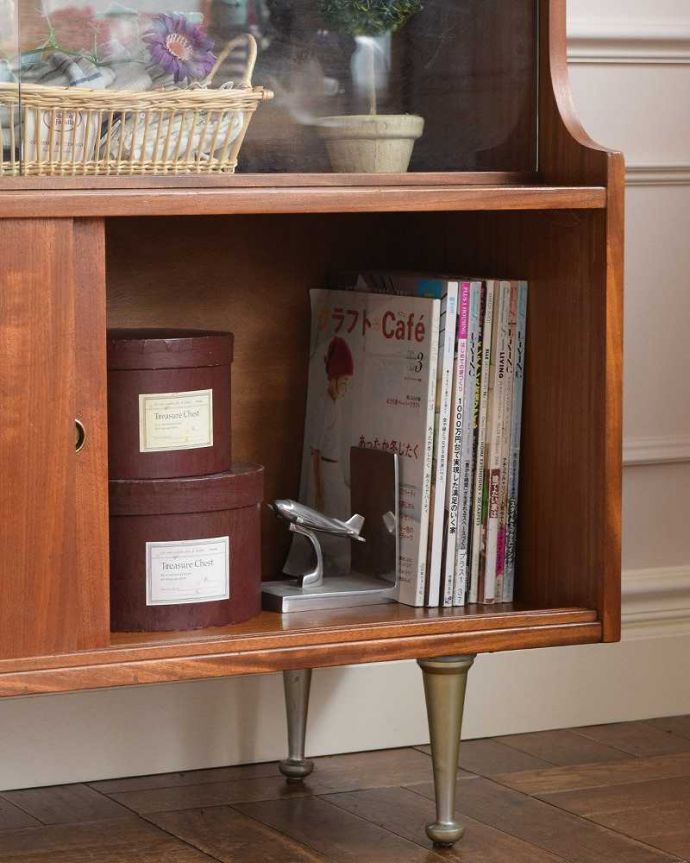 アンティークのキャビネット　アンティーク家具　見せる収納隠せる収納両方できる、ヴィンテージコレクションキャビネット（ショーケース） 。扉の中は収納たっぷりA4サイズの雑誌までしっかり収納出来ちゃう大きさ。(x-1116-f)