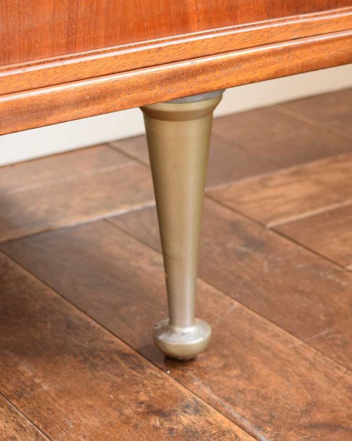 アンティークのキャビネット　アンティーク家具　見せる収納隠せる収納両方できる、ヴィンテージコレクションキャビネット（ショーケース） 。スッキリとした脚の裏には…Handleの家具の脚裏にはフェルトキーパーをお付けしています。(x-1116-f)