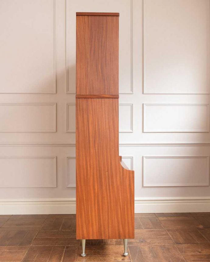 アンティークのキャビネット　アンティーク家具　見せる収納隠せる収納両方できる、ヴィンテージコレクションキャビネット（ショーケース） 。横から見てもスッキリどこから見てもスッキリとしてステキなヴィンテージ家具。(x-1116-f)