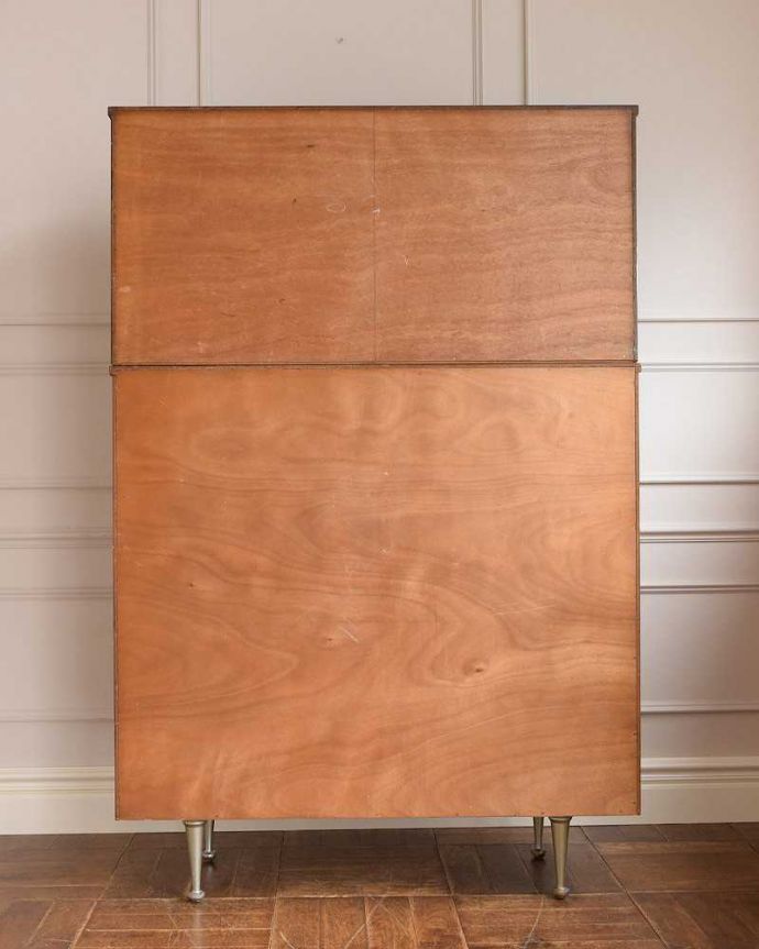 アンティークのキャビネット　アンティーク家具　見せる収納隠せる収納両方できる、ヴィンテージコレクションキャビネット（ショーケース） 。後ろ姿もキレイですビンテージは新品ではないので、もちろん経年変化によるキズはあります。(x-1116-f)