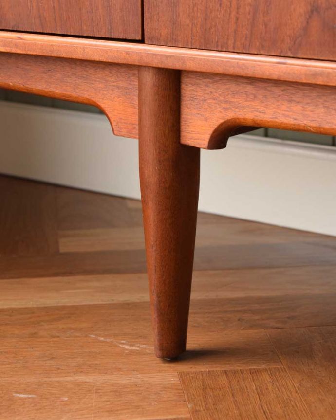 サイドボード　アンティーク家具　イギリスのマッキントッシュ社、収納力がたっぷりあるヴィンテージサイドボード。スッキリとした脚の裏には…Handleの家具の脚裏にはフェルトキーパーをお付けしています。(x-1117-f)