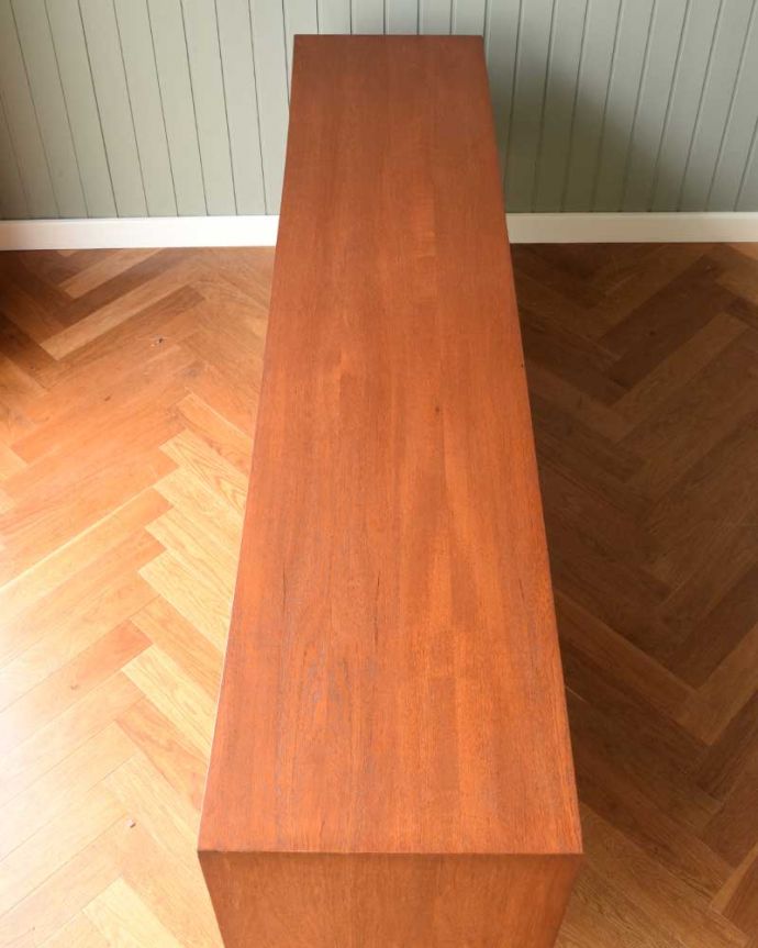 サイドボード　アンティーク家具　イギリスのマッキントッシュ社、収納力がたっぷりあるヴィンテージサイドボード。天板の塗装もキレイに仕上げましたヴィンテージの家具は修復方法が様々。(x-1117-f)