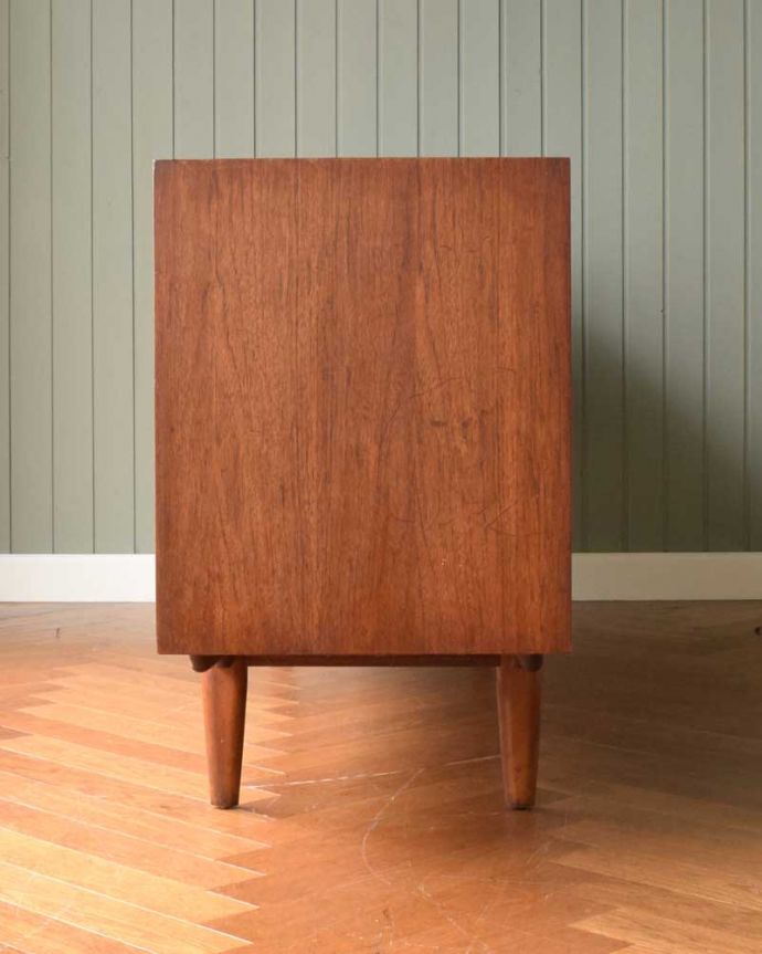 サイドボード　アンティーク家具　イギリスのマッキントッシュ社、収納力がたっぷりあるヴィンテージサイドボード。横から見てもスッキリどこから見てもスッキリとしてステキなヴィンテージ。(x-1117-f)