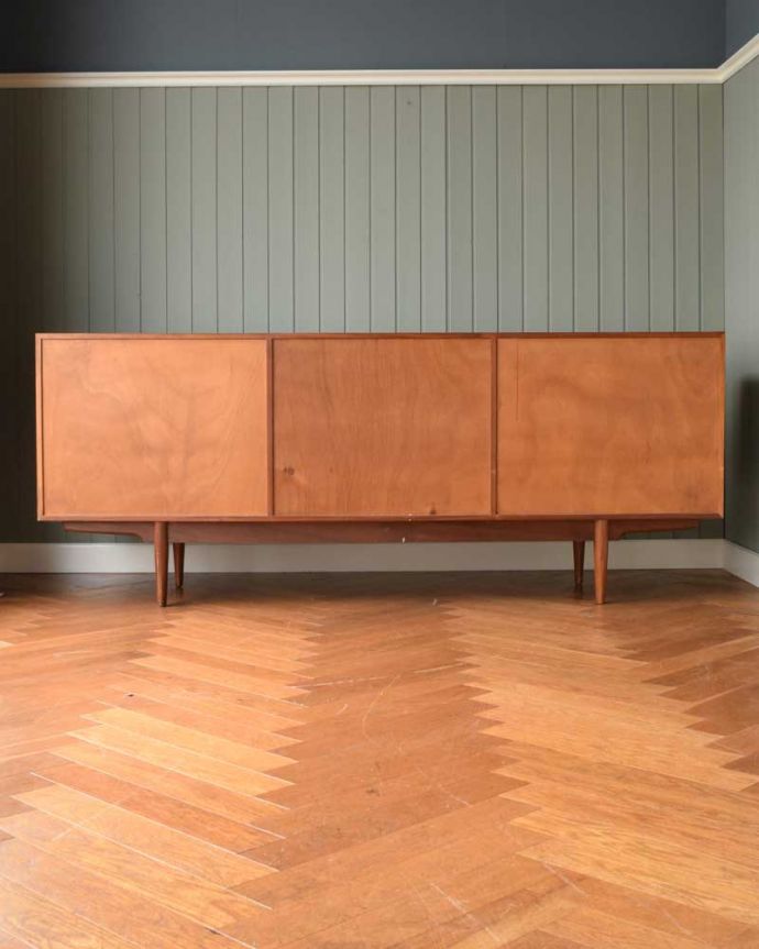 サイドボード　アンティーク家具　イギリスのマッキントッシュ社、収納力がたっぷりあるヴィンテージサイドボード。もちろん後ろ姿もキレイですビンテージは新品ではないので、もちろん経年変化によるキズはあります。(x-1117-f)