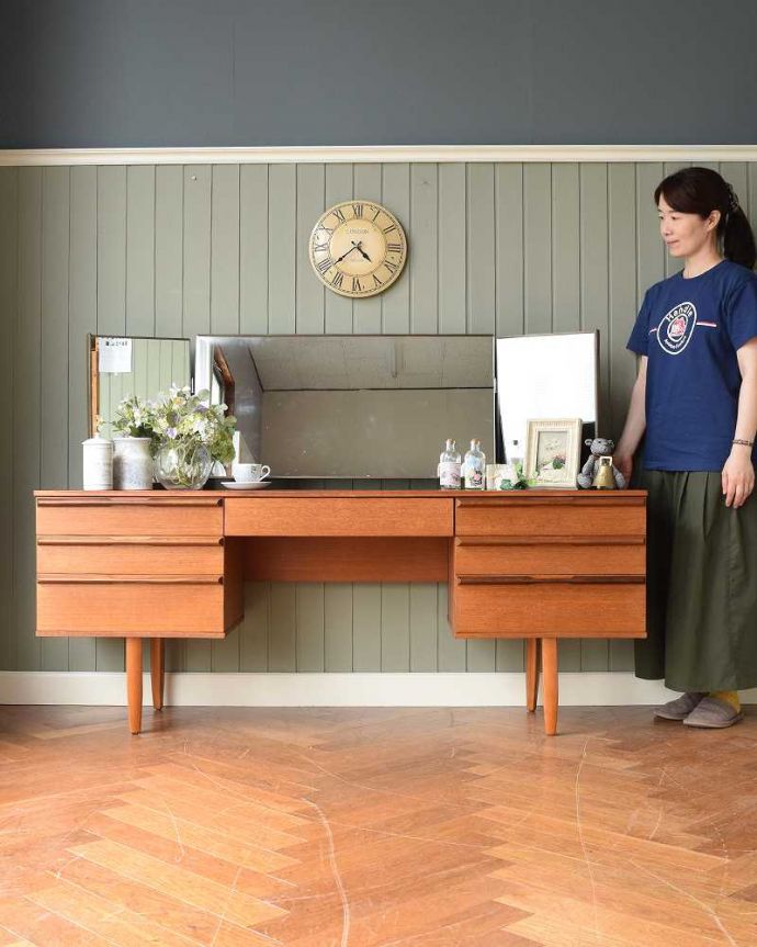 アンティークのドレッサー アンティーク家具 北欧スタイルのヴィンテージ家具、三面鏡付きのドレッシングチェスト(ドレッサー)。クールに決まる北欧スタイルのドレッサースッキリとシンプルな北欧スタイルのドレッシングチェストは、どんなお部屋にもカッコよく似合います。(x-1118-f)