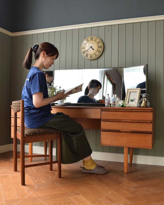 アンティークのドレッサー アンティーク家具 北欧スタイルのヴィンテージ家具、三面鏡付きのドレッシングチェスト(ドレッサー)。2WAYで使える便利なドレッサー大きくて広々としている天板は、ドレッサーとして使うだけじゃなくてデスクとしても大活躍。(x-1118-f)