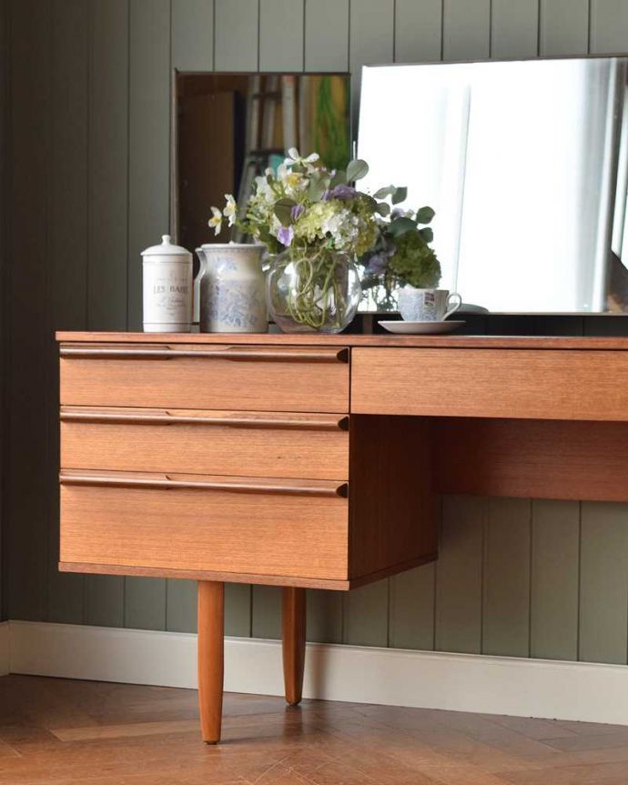 アンティークのドレッサー アンティーク家具 北欧スタイルのヴィンテージ家具、三面鏡付きのドレッシングチェスト(ドレッサー)。ヴィンテージ家具らしいカッコよさやっぱり一番の魅力は、この時代に作られた独特の雰囲気。(x-1118-f)