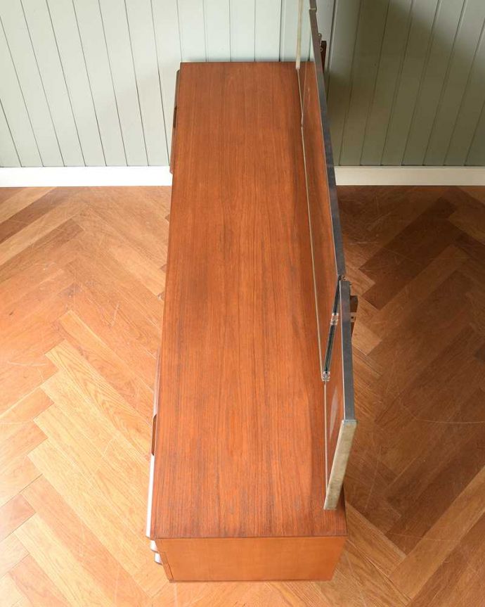 アンティークのドレッサー アンティーク家具 北欧スタイルのヴィンテージ家具、三面鏡付きのドレッシングチェスト(ドレッサー)。デスクとしても使える広々天板広々とした天板の上はデスクとしても使えるように塗装もキレイに修復しました。(x-1118-f)