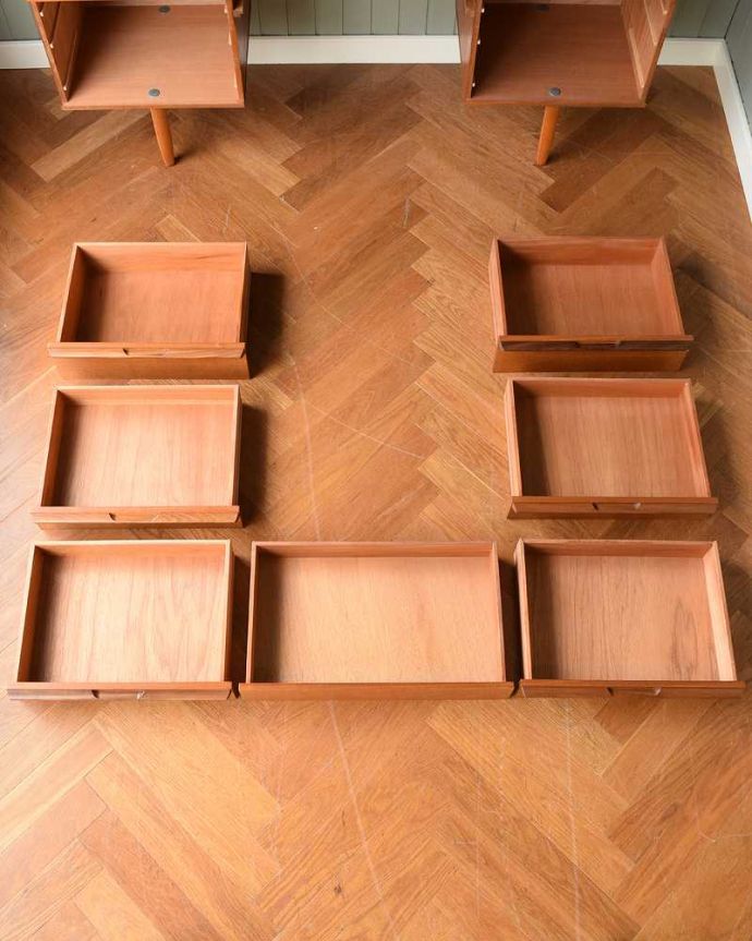 アンティークのドレッサー アンティーク家具 北欧スタイルのヴィンテージ家具、三面鏡付きのドレッシングチェスト(ドレッサー)。引き出しの中もキレイに修復しました細々としたものを安心して収納していただけるよう引き出しの中もキレイにお直ししてあります。(x-1118-f)