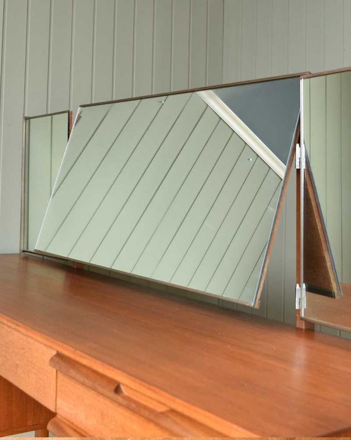 アンティークのドレッサー アンティーク家具 北欧スタイルのヴィンテージ家具、三面鏡付きのドレッシングチェスト(ドレッサー)。お部屋を広く見せてくれる大きなミラー大きなミラーは身だしなみを整えるのはもちろん、お部屋を広く見せてくれる効果もあります。(x-1118-f)