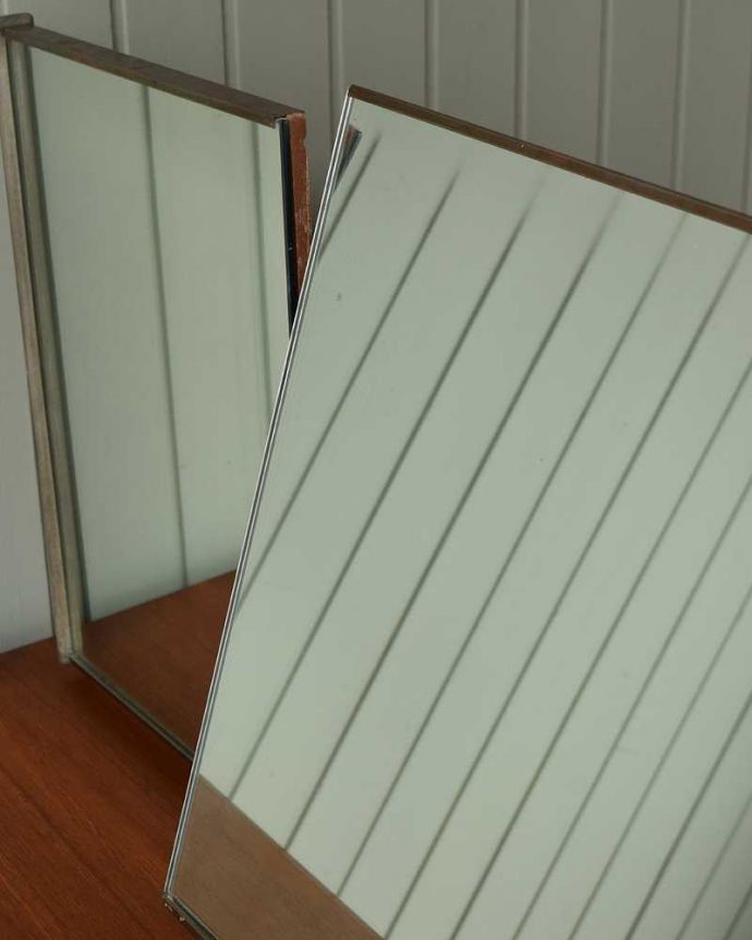 アンティークのドレッサー アンティーク家具 北欧スタイルのヴィンテージ家具、三面鏡付きのドレッシングチェスト(ドレッサー)。近くで見ると・・・鏡がキレイな状態のものを選んできました。(x-1118-f)