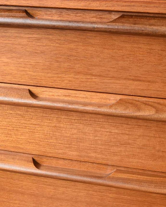 アンティークのドレッサー アンティーク家具 北欧スタイルのヴィンテージ家具、三面鏡付きのドレッシングチェスト(ドレッサー)。取っ手もデザインの一部デザインの一部になっているカッコいい取っ手。(x-1118-f)