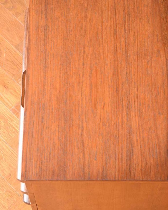 アンティークのドレッサー アンティーク家具 北欧スタイルのヴィンテージ家具、三面鏡付きのドレッシングチェスト(ドレッサー)。天板の塗装もキレイに仕上げましたヴィンテージの家具は新品ではないのでキズや汚れはありますが、デスクとしても使えるように天板もしっかりキレイに修復しました。(x-1118-f)