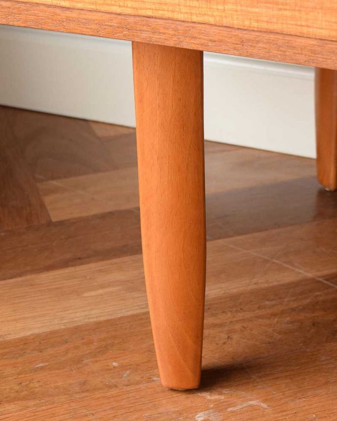 アンティークのドレッサー アンティーク家具 北欧スタイルのヴィンテージ家具、三面鏡付きのドレッシングチェスト(ドレッサー)。 女性1人でラクラク運べちゃう仕掛けHandleのアンティークは、脚の裏にフェルトキーパーをお付けしています。(x-1118-f)