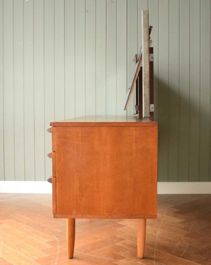 アンティークのドレッサー アンティーク家具 北欧スタイルのヴィンテージ家具、三面鏡付きのドレッシングチェスト(ドレッサー)。横から見てもカッコいい北欧スタイルの家具は横から見てもクール。(x-1118-f)