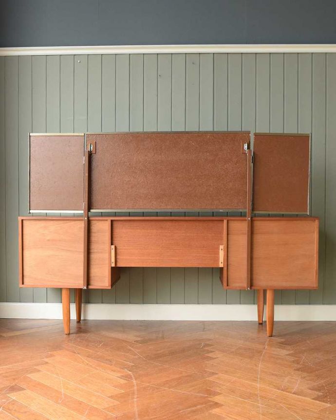 アンティークのドレッサー アンティーク家具 北欧スタイルのヴィンテージ家具、三面鏡付きのドレッシングチェスト(ドレッサー)。後ろ姿もキレイです。(x-1118-f)