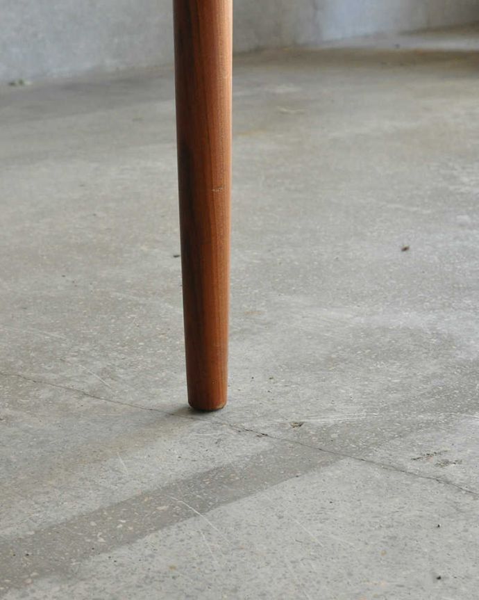 G-PLAN(Gプラン) アンティーク家具 G-PLANデザインのダイニングテーブル、伸張できるヴィンテージ家具。持ち上げなくても移動できます!Handleのアンティークは、脚の裏にフェルトキーパーをお付けしていますので、持ち上げなくても床を滑らせて移動させることが出来ます。(x-1120-f)