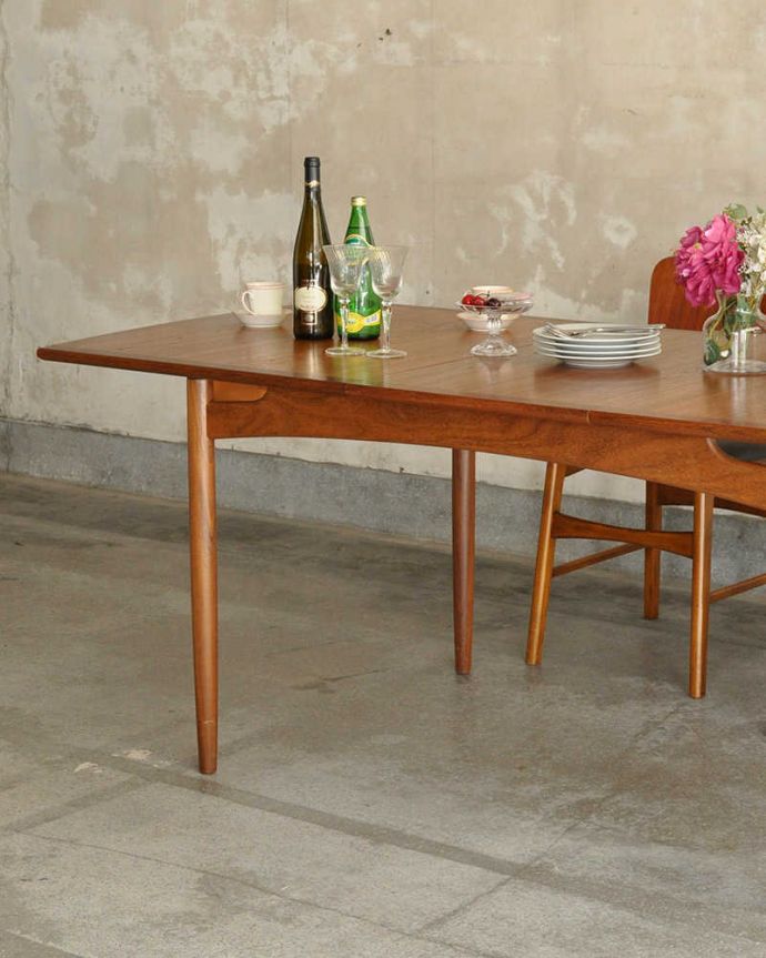 G-PLAN(Gプラン)　アンティーク家具　G-planのヴィンテージ家具、チーク材の伸張式のダイニングテーブル。スッキリとカッコイイ脚先にいくほど微妙にシェープされたスッキリとした脚。(x-1121-f)