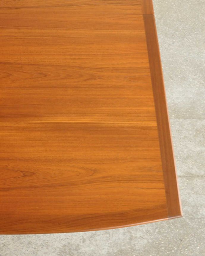 G-PLAN(Gプラン)　アンティーク家具　G-planのヴィンテージ家具、チーク材の伸張式のダイニングテーブル。シンプルな木目がカッコイイ天板を近くで見てみるとこんな感じです。(x-1121-f)