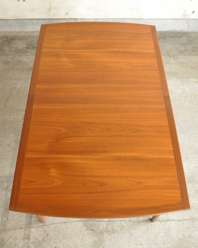 G-PLAN(Gプラン)　アンティーク家具　G-planのヴィンテージ家具、チーク材の伸張式のダイニングテーブル。上から見るとこんな形天板を足す前はこんな形です。(x-1121-f)