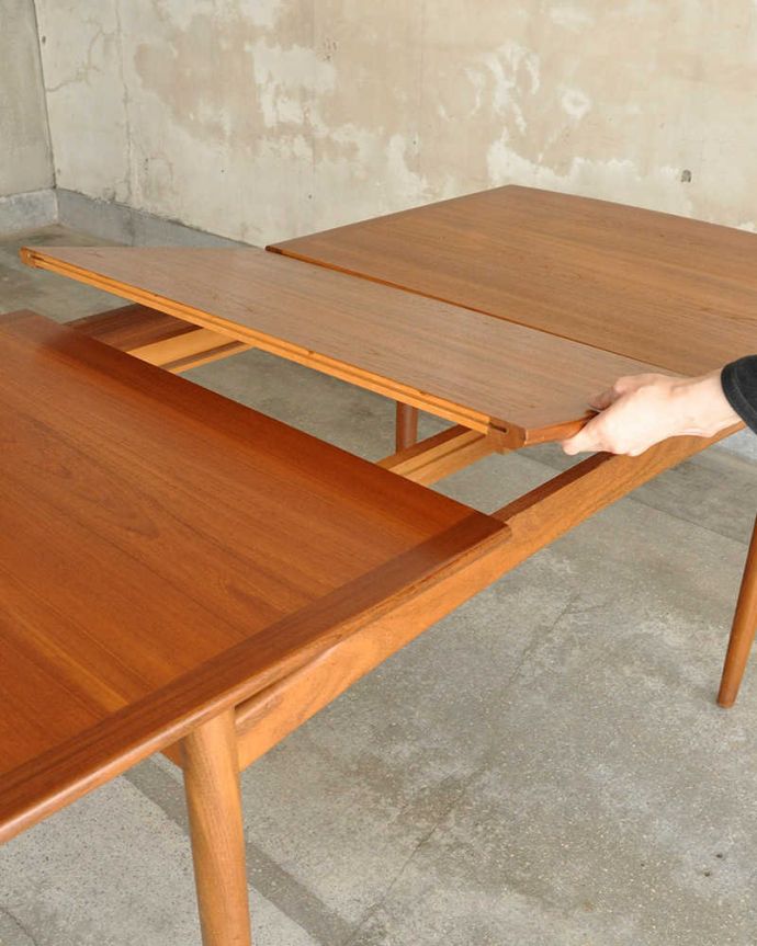 G-PLAN(Gプラン)　アンティーク家具　G-planのヴィンテージ家具、チーク材の伸張式のダイニングテーブル。あっという間にサイズ変更OK！天板の真ん中から新しい天板が出てきます。(x-1121-f)