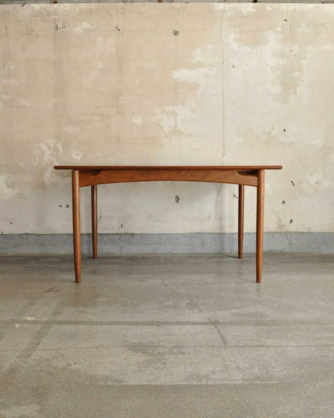 G-PLAN(Gプラン)　アンティーク家具　G-planのヴィンテージ家具、チーク材の伸張式のダイニングテーブル。横から見た姿は…シンプルなデザインなので、どんなお部屋にも似合っちゃうんです。(x-1121-f)