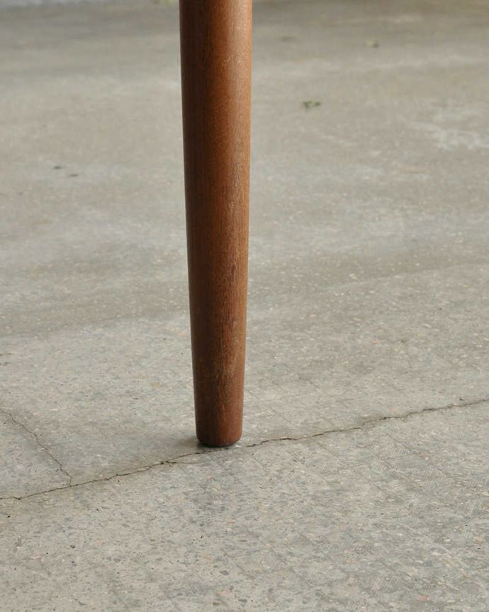 G-PLAN(Gプラン)　アンティーク家具　G-planのヴィンテージ家具、チーク材の伸張式のダイニングテーブル。持ち上げなくても移動できます！Handleのアンティークは、脚の裏にフェルトキーパーをお付けしていますので、持ち上げなくても床を滑らせて移動させることが出来ます。(x-1121-f)