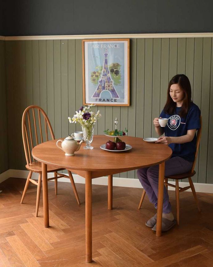 アーコールの家具　アンティーク家具　北欧スタイルの家具、アンティークのアーコール社のダイニングテーブル。スマートなデザインが人気のヴィンテージテーブルシンプルなデザインだから、どんなインテリアにも似合っちゃう所が人気のヒミツ。(x-1122-f)