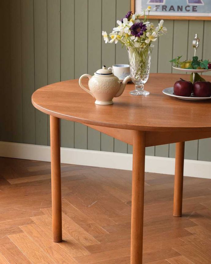 アーコールの家具　アンティーク家具　北欧スタイルの家具、アンティークのアーコール社のダイニングテーブル。スッキリとカッコイイ脚ヴィンテージの家具は一見クールな表情。(x-1122-f)