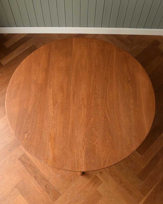 アーコールの家具　アンティーク家具　北欧スタイルの家具、アンティークのアーコール社のダイニングテーブル。天板もキレイに修復しましたテーブルの主役はやっぱり天板。(x-1122-f)