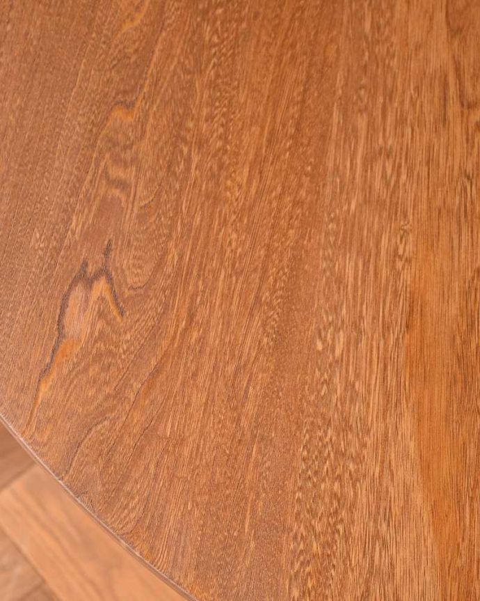 アーコールの家具　アンティーク家具　北欧スタイルの家具、アンティークのアーコール社のダイニングテーブル。近づいてみるとこんな感じです。(x-1122-f)