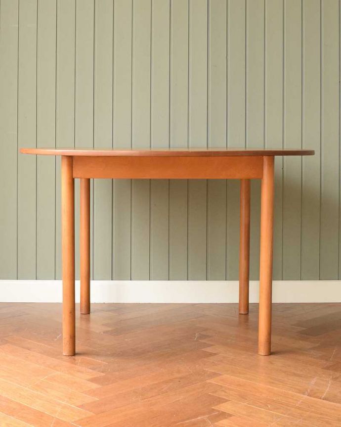 アーコールの家具　アンティーク家具　北欧スタイルの家具、アンティークのアーコール社のダイニングテーブル。真横から見ると･･･サイドから見てみると、こんな感じで美しいです。(x-1122-f)