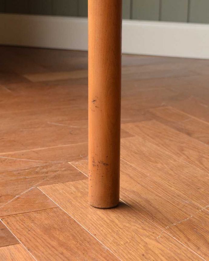 アーコールの家具　アンティーク家具　北欧スタイルの家具、アンティークのアーコール社のダイニングテーブル。持ち上げなくても移動できます！Handleのアンティークは、脚の裏にフェルトキーパーをお付けしていますので、床を滑らせてれば女性1人でも移動が簡単です。(x-1122-f)