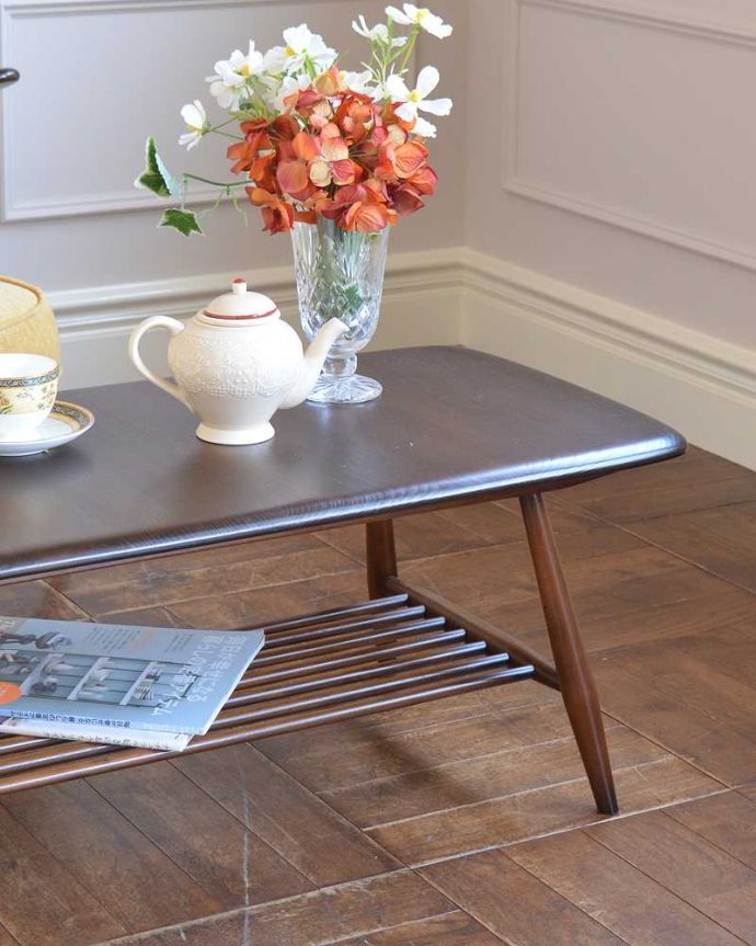 アーコールの家具　アンティーク家具　北欧スタイルの定番ブランド、アーコール社のマガジンラック付きコーヒーテーブル。クールな表情の中に見えるアーコールらしい優しさアーコールの家具って、角の落とし方が独特。(x-1123-f)