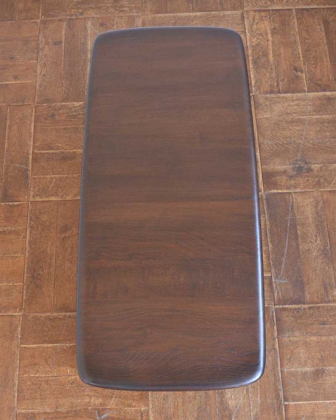 アーコールの家具　アンティーク家具　北欧スタイルの定番ブランド、アーコール社のマガジンラック付きコーヒーテーブル。やっぱり気になる天板の仕上げ方Handleのヴィンテージ家具はアンティーク専門の職人が塗装を剥離後に再塗装をしているので安心度が違います。(x-1123-f)