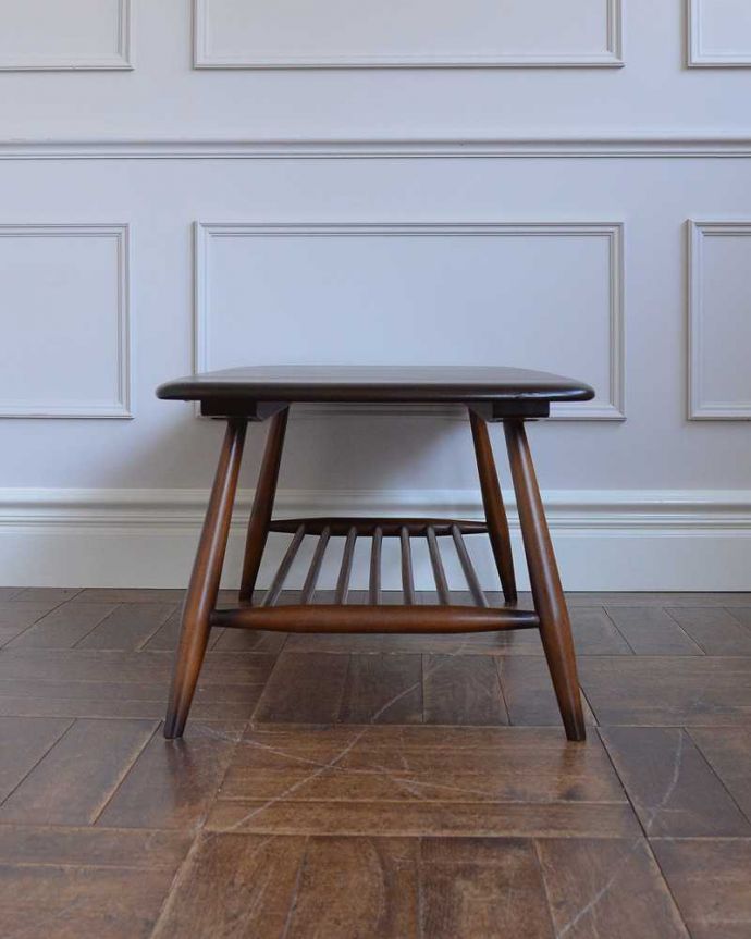 アーコールの家具　アンティーク家具　北欧スタイルの定番ブランド、アーコール社のマガジンラック付きコーヒーテーブル。クルッと回転。(x-1123-f)