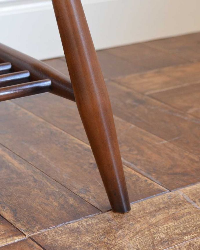 アーコールの家具　アンティーク家具　北欧スタイルの定番ブランド、アーコール社のマガジンラック付きコーヒーテーブル。持ち上げなくても移動できます！Handleのアンティークは、脚の裏にフェルトキーパーをお付けしていますので、持ち上げず床を滑らせても移動できます。(x-1123-f)