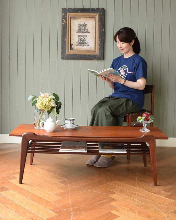 アンティークのテーブル　アンティーク家具　ヴィンテージの北欧家具、脚がスタイリッシュな棚付きコーヒーテーブル。スマートなカッコよさが人気のヒミツ北欧デザインのコーヒーテーブルは見た目のカッコよさと、どんなお部屋にも似合っちゃうシンプルなデザインが人気です。(x-1124-f)