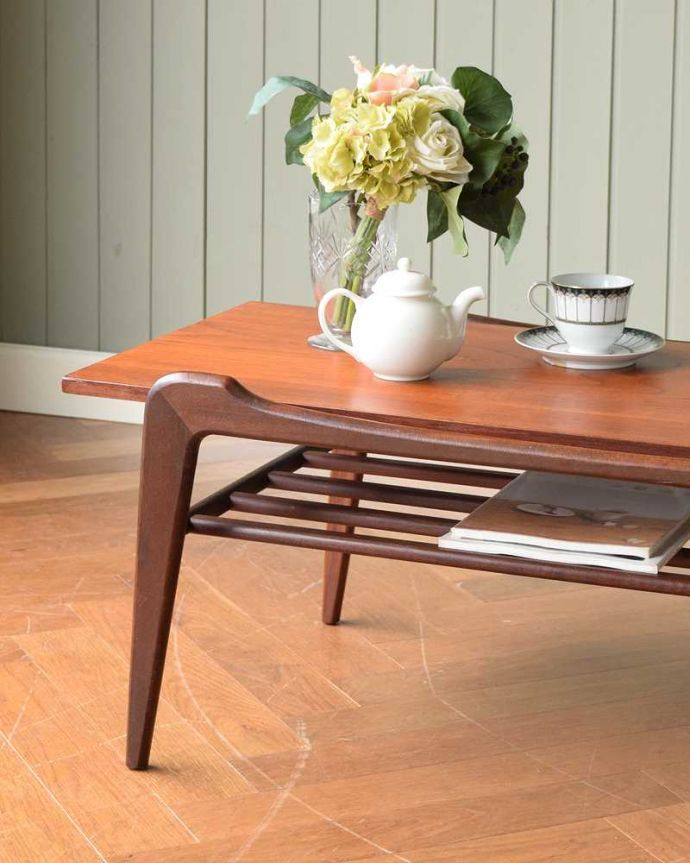 アンティークのテーブル　アンティーク家具　ヴィンテージの北欧家具、脚がスタイリッシュな棚付きコーヒーテーブル。クールな表情の中に感じられるぬくもり･･･ヴィンテージの家具は一見クールな表情。(x-1124-f)