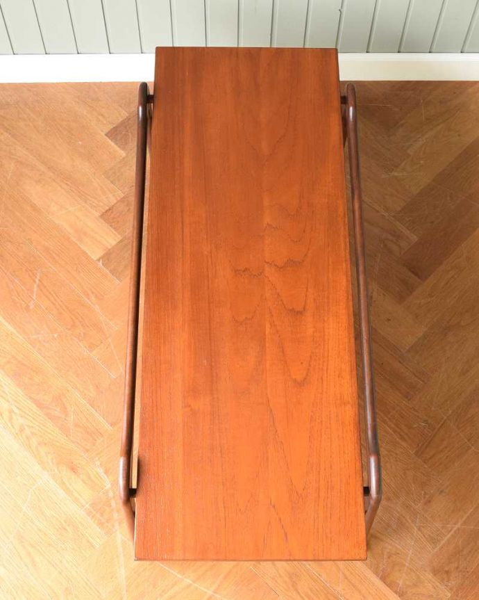 アンティークのテーブル　アンティーク家具　ヴィンテージの北欧家具、脚がスタイリッシュな棚付きコーヒーテーブル。上から見るとこんな感じ。(x-1124-f)