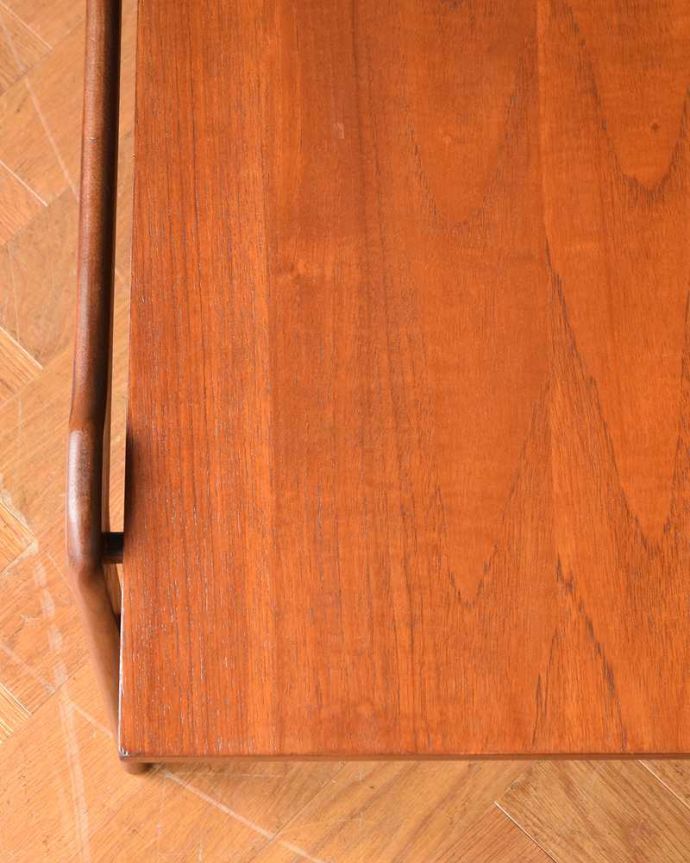 アンティークのテーブル　アンティーク家具　ヴィンテージの北欧家具、脚がスタイリッシュな棚付きコーヒーテーブル。近づいて見てみると･･･天板を近くで見て下さい。(x-1124-f)