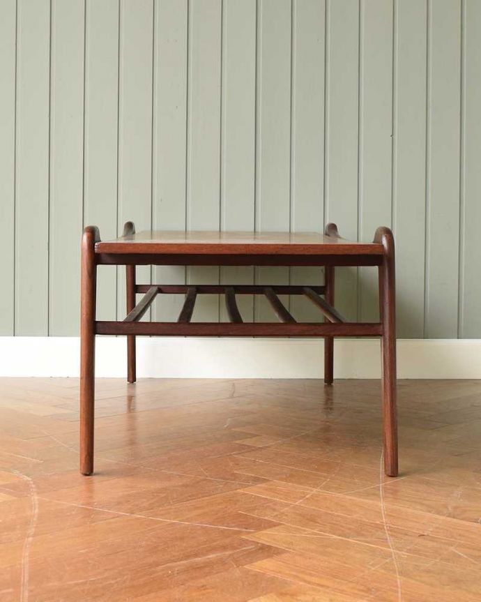 アンティークのテーブル　アンティーク家具　ヴィンテージの北欧家具、脚がスタイリッシュな棚付きコーヒーテーブル。横から見てみてもカッコいい！北欧スタイルのテーブルは、横から見てもやっぱりスマートでカッコいいんです。(x-1124-f)