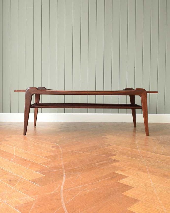 アンティークのテーブル　アンティーク家具　ヴィンテージの北欧家具、脚がスタイリッシュな棚付きコーヒーテーブル。360度、どこから見てもカッコいい！アンティークは新品ではないので、もちろん経年変化によるキズはありますが、専門の職人がしっかりお直しをしているので、どの角度から見てもキレイです。(x-1124-f)