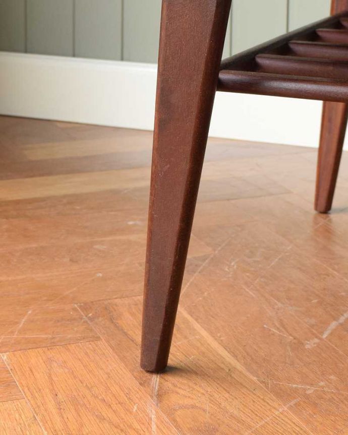 アンティークのテーブル　アンティーク家具　ヴィンテージの北欧家具、脚がスタイリッシュな棚付きコーヒーテーブル。持ち上げなくても移動できます！Handleのアンティークは、脚の裏にフェルトキーパーをお付けしていますので、床を滑らせてれば移動が簡単です。(x-1124-f)