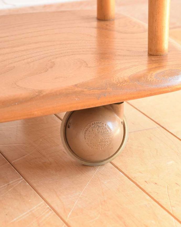 アーコールの家具 アンティーク家具 アーコール社のシンプルなアンティーク家具、マガジンラック付きのトロリー(ワゴンテーブル) 。ちゃんと動きます脚先にはキャスターが。(x-1125-f)