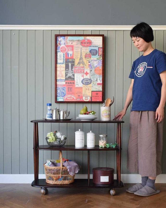 アーコールの家具 アンティーク家具 北欧デザインのアンティーク家具、落ち着いたカラーのアーコールのトローリー(ワゴン) 。コロコロ転がせて移動も楽チン!アンティークの中でも人気の高いワゴン。(x-1126-f)