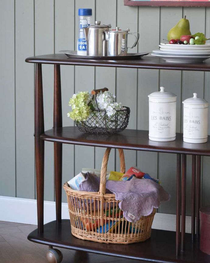 アーコールの家具 アンティーク家具 北欧デザインのアンティーク家具、落ち着いたカラーのアーコールのトローリー(ワゴン) 。おシャレなワゴンは使い方自由自在いろんな用途で使えるワゴン。(x-1126-f)